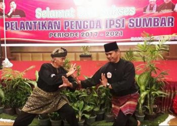 Taufik (kanan) saat tampil bersama tuo Silek dari Malaysia ketika pelantikan pengurus IPSI Sumbar