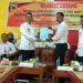 Wali Nagari Minangkabau Imhar menyerahkan hasil Musrenbang nagari kepada Kepala Baperlitbang Alfian Jamrah disaksikan Camat Yetriwel.
