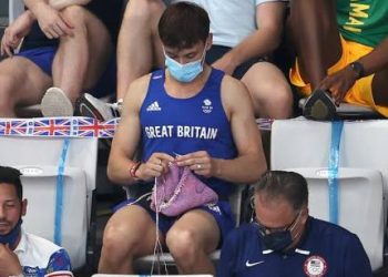 Tom Daley merajut di bangku penonton Olimpiade