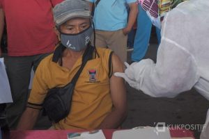 Petugas Dinas Perdagangan Kota Padang melakukan vaksinasi