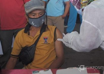 Petugas Dinas Perdagangan Kota Padang melakukan vaksinasi