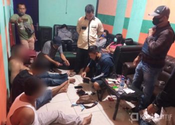 Suasana saat penangkapan pelaku di ruang karaoke di Batang Lingkin oleh petugas