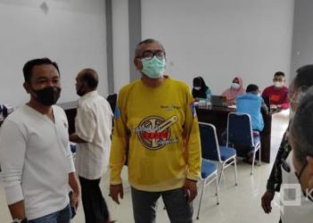 Riza Falepi saat melakukan monitoring Pelaksanaan Vaksinasi di Salah satu titik lokasi vaksin di Payakumbuh