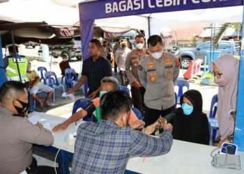 Kabid Humas Polda Sumbar Satake Bayu didampingi Kapolres Tanah Datar Ruly Indra meninjau vaksinasi di Satlantas Kampung Teleng