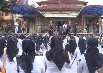 Ratusan Nakes Kabupaten Solok unjuk rasa didepan gedung DPRD