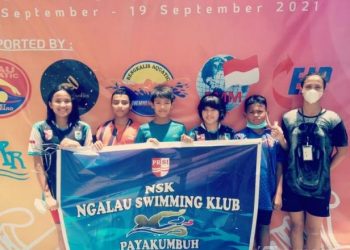 Atlet renang Ngalau Swimming Club asal Payakumbuh saat berada di Stadion Aquatic Rumbai, Riau.