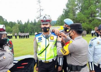 Kapolres Solok, AKBP Apri Wibowo menyematkan pita Operasi Lilin 2021 pada personil