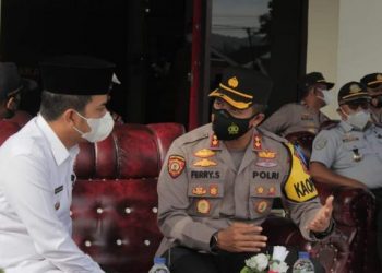 Wakil Wali Kota Solok, Dr. Ramadhani Kirana Putra saat berdiskusi dengan Kapolres Solok Kota, AKBP Ferry Suwandi