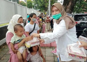 Pengurus PIRA Sumbar menyerahkan nasi kotak dan takjil kepada warga Kota Padang yang berbuka di jalan raya, Kamis (6/5/2021) sore.