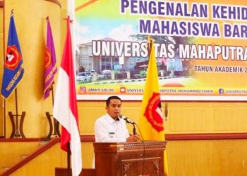 Wawako Solok, Dr. Ramadhani Kirana Putra yang juga alumni memberikan motivasi bagi mahasiswa baru UMMY Solok