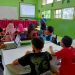 Sejumlah siswa-siswi MTsN 3 Padang mengikuti workshop pembuatan robot.