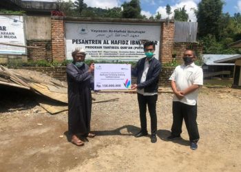 PLN Unit Induk Wilayah (UIW) Sumbar melalui program CSR PLN Peduli menyerahkan bantuan modal untuk peternak sapi pada Kamis (29/09) kepada Kelompok Ternak \"Sinar Baru\"jorong Sungai Duo Nagari Luak Kapau, Muara Labuh Kabupaten Solok Selatan Sumatera Barat.