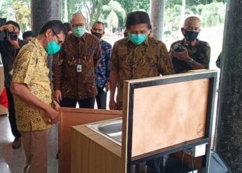 General Manager PLN Unit Wilayah Sumatera Barat Bambang Dwiyanto menyerahkan bantuan kepada Gubernur Sumatera Barat Irwan Prayitno di Kantor Gubernur Sumbar, Jumat, 13 Juni 2020