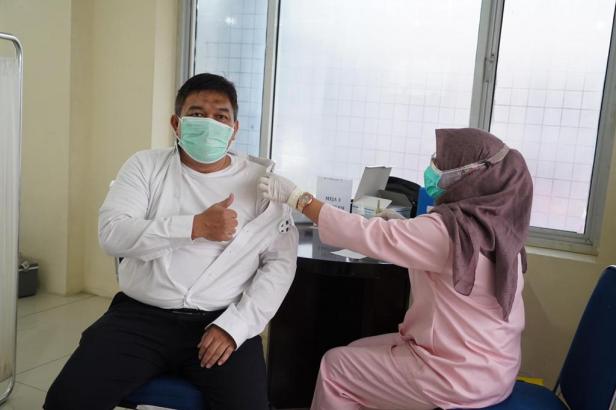 Manajemen PLN Unit Pelaksana Pelayanan Pelanggan (UP3) Bukittinggi dan tim Unit Layanan Pelanggan (ULP) Padang Panjang baru saja menjalani vaksinasi COVID-19 bekerjasama dengan Dinas Kesehatan Kota Padang Panjang di Puskesmas Kebun Sikolos Padang Panjang pada Rabu (24/04).