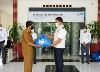 Penyerahan paket kebahagiaan 5555 oleh GM PLN UIW Sumbar  Bambang Dwiyanto, Senin (20/4)