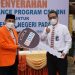 Wakil Pemimpin Wilayah II PT. Bank Negara Indonesia (Persero) Tbk, Didik Siswantono (kanan) menyerahkan secara simbolis mobil ambulance kepada Direktur PNP Surfa Yondri (kiri).