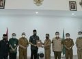 Wako Fadly Amran menerima penghargaan yang berhasil diraih Kota Padang Panjang