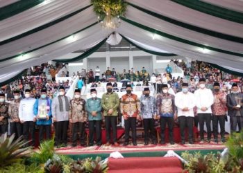 Foto Bersama Walikota Padangpanjang H.Fadly Amran, BBA , Wakil Walikota Padangpanjang Drs. Asrul Bersama Wakil Gubernur Audi Joinaldy, serta  Walikota dan Bupati se Sumatera Barat saat Penutupan MTQ Kota Padangpanjang