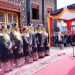 Perempuan Minang sedang memakai busana Limpapeh Rumah Nan Gadang.