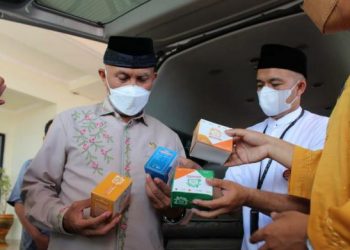 Gubernur Sumbar Mahyeldi Ansharullah saat menerima paket bantuan dari Presiden Jokowi