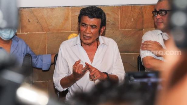 Pedangdut Rhoma Irama ketika ditemui saat menggelar konferensi pers terkait tertangkapnya kembali Ridho Rhoma dalam kasus Narkoba, di Mampang, Jakarta Selatan, Senin (8/2/2021).