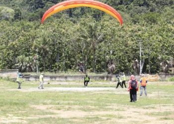 MELAWAN ANGIN: Salah satu penerbang nomor kategori ketepatan perorangan putra mencoba melawan derasnya angin saat mendarat di titik darat.