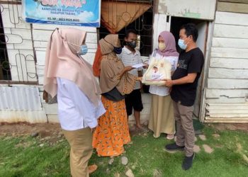 Pengurus DPD Gerindra Sumbar menyerahkan bantuan dari Anggota DPR RI Andre Rosiade kepada Suratno dan istri di Parupuk Tabing, Kototangah, Padang.