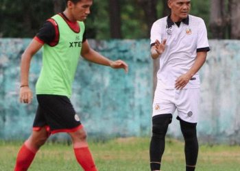 Pelatih Kepala Semen Padang FC Hendri Susilo saat memimpin latihan bersama di Riau