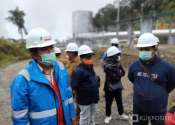Site support manager PT SEML Nofrin Napilus menjelaskan kejadian semburan uap kepada wartawan
