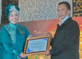 Kepala BNNK Solok, AKBP Saifuddin Anshori menyerahkan penghargaan kepada ketua TP PKK Kabupaten Solok, Ny. Emiko Epyardi Asda