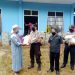 Kapolsek Koto VII Iptu Yuliza Herman Saat Menyerahkan Bantuan Sembako Kepala Pimpinan Pemondokan Tempat Santri Diisolasi Mandiri