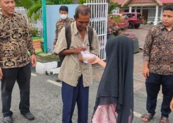 Anak sulung Wawako Solok, Mikayla Zhafira Madani memberikan takjil pada masyarakat