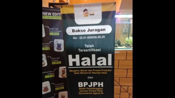 Sertifikasi halal yang dipajang UMK