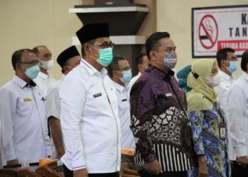 Bupati Solok, H. Epyardi Asda saat penandatanganan MoU dengan Ombudsman RI di Arosuka