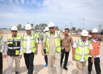 Andre Rosiade saat meninjau pekerjaan awal pembangunan jalan tol Padang-Sicincin Maret 2020 lalu.