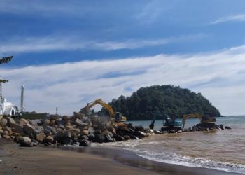 Proyek Abrasi Pantai Masjid Al Hakim Pantai Padang