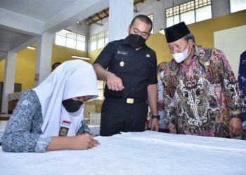 Wagub Sumbar dan Bupat Agam tinjau proses membatik di SMKN 1 Ampek Angkek