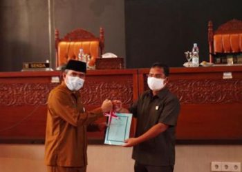 Sekretaris Daerah, Adlisman, dalam kesempatan Rapat Paripurna DPRD yang dilaksanakan di Ruang Rapat Utama Sekretariat DPRD Dharmasraya, Selasa (12/10/21).