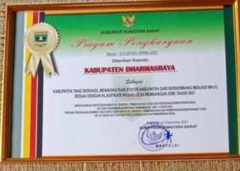 Pemkab Dharmasraya Terima Penghargaan Kabupaten Maju