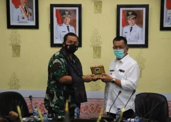 Bupati Pessel, Rusma Yul Anwar saat menjamu Danlantamal II Teluk Bayur Padang, Laksamana Pertama TNI. Endra Sulistiyono di Kantor Bupati