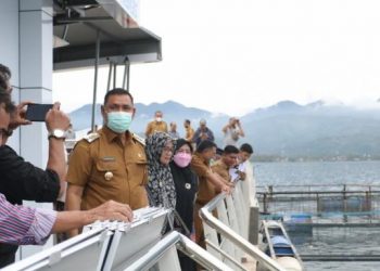 Bupati Solok, H. Epyardi Asda saat berada di kawasan pengembangan pariwisata di Dermaga Danau Singkarak