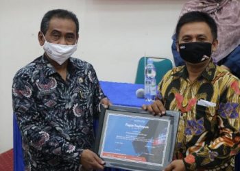 Award diterima oleh Kadis Kominfo Novri