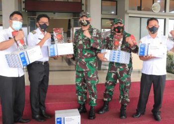 Penyerahan bantuan rendang dari Pemko Payakumbuh kepada prajurit TNI Batalyon 131/Brs yang bertugas di perbatasan RI-Papua Nugini.