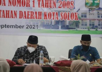 Wako Solok, H. Zul Elfian dan ketua komisi II DPRD Rusdi Saleh saat seminar konsultasi publik Perda Etika Kota Solok