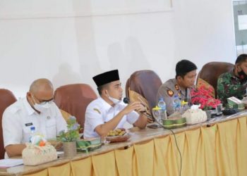 Wakil Wali Kota Solok, Dr. Ramadhani Kirana Putra saat rapat evaluasi Covid-19 di Dinkes Kota Solok