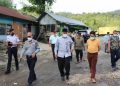 Gubernur Sumbar Mahyeldi Ansharullah didampingi Kadis PU Fathol Bari saat meninjau lokasi pembangunan rest area