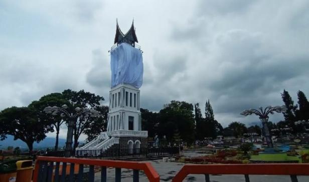 Jam Gadang Bukittinggi ditutup kain putih jelang pergantian tahun