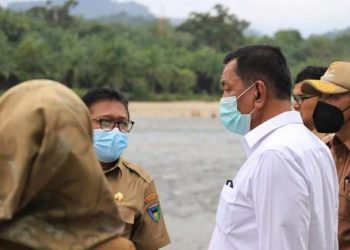 Bupati Pessel, Rusma Yul Anwar saat meninjau pembangunan tanggul penahan tebing sungai di titik rawan banjir