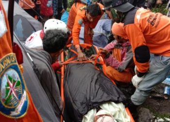 Evakuasi pendaki yang jatuh di cadas Gunung Marapi
