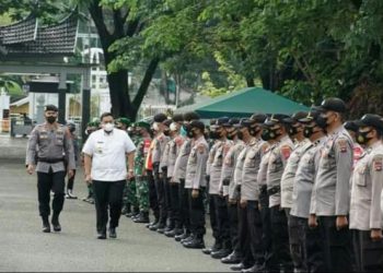 Wabup Richi memeriksa kesiapan pasukan pengamanan Pilwanag Serentak se-Tanah Datar